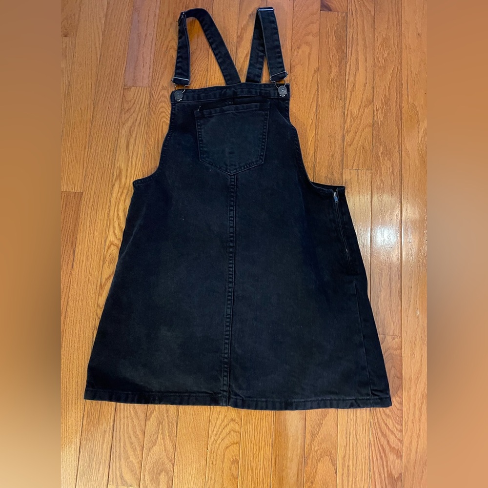 Forever 21
Black color